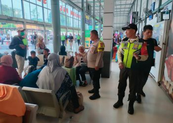 Aipda Marzuki Berikan Himbauan Kepada Warga di Stasiun Pasar Senen