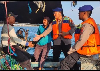 Kapal Patroli KP. VII – 40 – 203 Polres Kepulauan Seribu Melakukan Patroli Laut Dialogis
