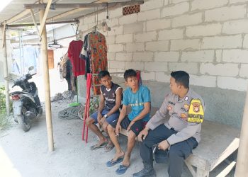 Bhabinkamtibmas Pulau Pari Lakukan Sambang Warga dalam Rangka Cooling System Pasca Pemilu 2024