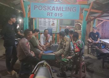 Tingkatkan Keamanan Malam Hari, Bhabinkamtibmas Dan Babinsa Sambangi Warga Di Pos Kamling