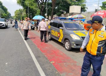 Kanit Patroli Sawah Besar Bersama Petugas Dishub Tertibkan Parkir Liar di Sekitaran Masjid Istiqlal Jakarta