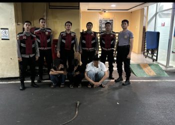 Anggota Turjawali Sat Samapta Polres Metro Jakarta Timur Amankan Tiga Pelaku Tawuran yang Kedapatan membawa Sajam