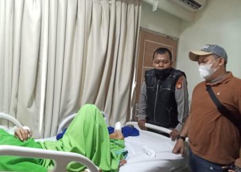 Aipda Alfian Kasi Humas Polsek Metro Tanah Abang Bantu Masyarakat Yang Mengalami Kecelakaan Tunggal