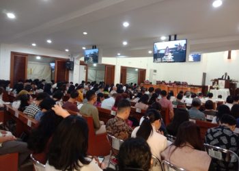 Pelayanan Masyarakat, Bhabinkamtibmas Laksanakan Pengamanan Gereja di Jurang Mangu Timur