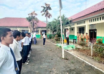 Kanit Binmas Polsek Cabang Bungin Sampaikan Amanat Penting di Upacara SMPN 2 Cabang Bungin untuk Tingkatkan Disiplin dan Kesadaran Siswa