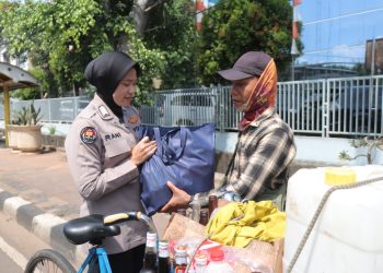 Polwan Polres Metro Jakarta Timur Berbagi Sembako Kepada Mayarakat Yang Membutuhkan