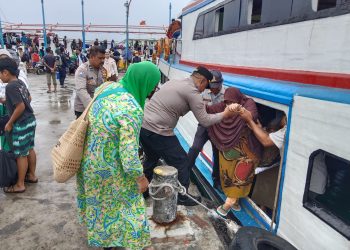 Kapolsek Kepulauan Seribu Utara Tunjukkan Aksi Humanis: Bantu Wisatawan Lansia di Dermaga Pulau Harapan