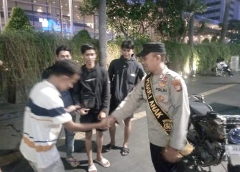 Polres Polres Metro Jakarta Pusat Himbau Remaja Yang Nongkrong Tengah Malam Di Bundaran HI Segera Pulang
