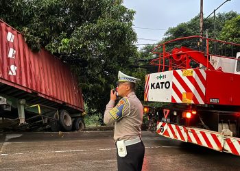Reaksi Cepat Sat Lantas Polres Tangsel Urai Kemacetan di Jalan Parakan Akibat Truk Terguling