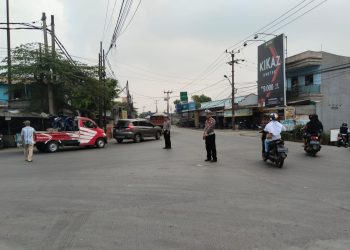 Unit Lantas Polsek Legok Laksanakan Pengaturan Lalu Lintas di Perempatan Jaha Legok
