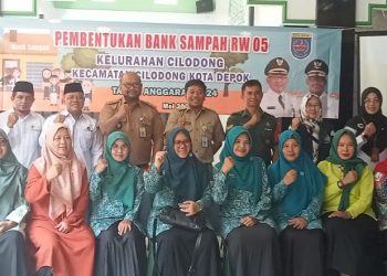 Peduli Kebersihan, Bhabinkamtibmas Kelurahan Cilodong Turut Serta Dalam Program Bank Sampah RW 05 Cilodong