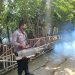 Cegah DBD : Bhabinkamtibmas Bersama Petugas Kesehatan Lakukan Fogging
