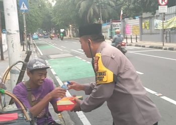 Berbagi Rejeki Nasi Kotak dan Air Mineral Untuk Warga Kaum Dhuafa Di Kelurahan Gondangdia Menteng