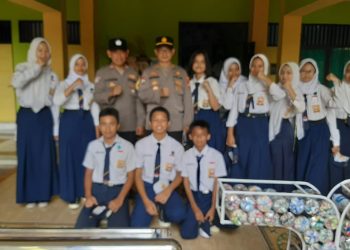 Senin Pintar di SMPN 263, Kanit Binmas Polsek Kramatjati Beri Penyuluhan Bullying, Tawuran dan Bijak Bermedsos