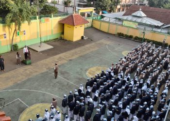 Sat Resnarkoba Polres Metro Jakarta Timur Gencar Lakukan Sosialisasi dan Penyuluhan Bahaya Narkoba Ke Sekolah-Sekolah dalam program Senin pintar