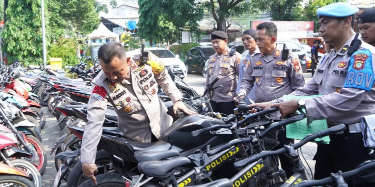 Polsek Koja Musnahkan Ratusan Knalpot Tidak Sesuai Standar