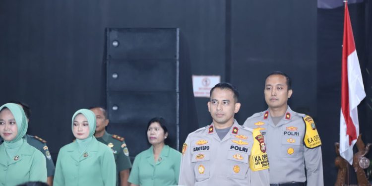 Sinergitas TNI Polri Pangdam Jaya Beri penghargaan kepada Kapolsek Mampang Prapatan Kompol David Y Kanitero.