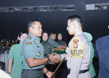 Sinergitas TNI Polri Pangdam Jaya Beri penghargaan kepada Kapolsek Mampang Prapatan Kompol David Y Kanitero.
