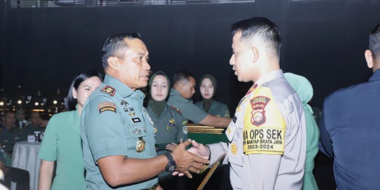 Sinergitas TNI Polri Pangdam Jaya Beri penghargaan kepada Kapolsek Mampang Prapatan Kompol David Y Kanitero.