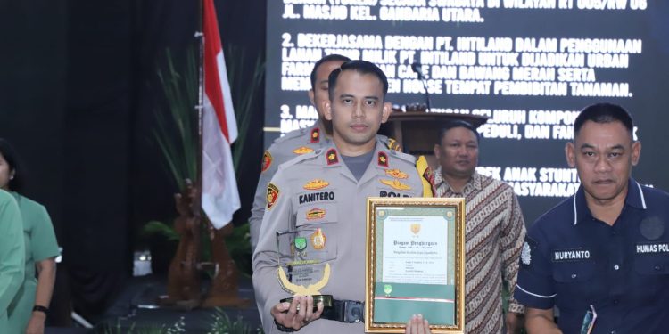 Sinergitas TNI Polri Pangdam Jaya Beri penghargaan kepada Kapolsek Mampang Prapatan Kompol David Y Kanitero.