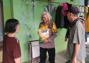 Polsek Tajurhalang Berikan Bantuan 50 Paket Sembako Kepada Masyarakat