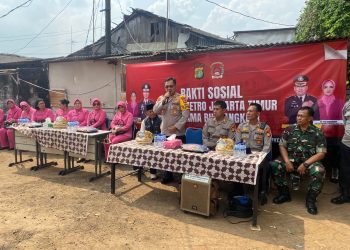 Bakti sosial Polres Metro Jakarta Timur Bersama Bhayangkari di Wilayah Slum Area