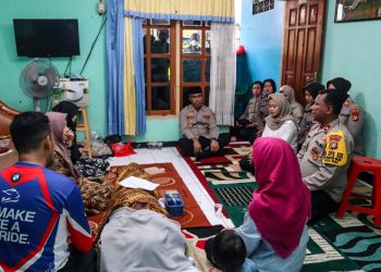 Kapolres Metro Jakarta Timur Takziah Ke Rumah Duka Aiptu Rukini Anggota Polsek Pulogadung
