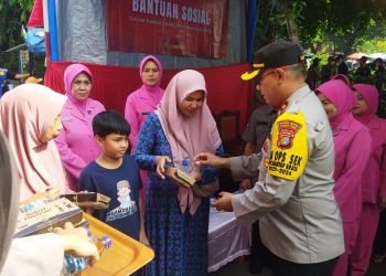 Bakti Sosisl Polres Metro Jakarta Timur Bersama Bhayangkari Bagikan Ratusan Nasi Kotak