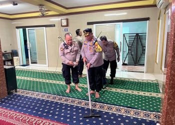 Polsek Johar Baru Gelar Bakti Religi Bersih-bersih Tempat Ibadah