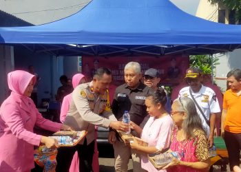 Peduli Masyarakat, Polres Metro Jakarta Timur dan Bhayangkari Bagikan Nasi Box Gratis Di Matraman