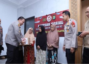 Sambut Hari Bhayangkara Ke-78, Polres Jaksel Bagikan Bansos ke Warga Mampang