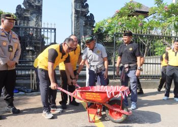 Bakti Religi, Kapolres Jakut Ajak Anggota Bersih-bersih di Pura Dalem Purnajati Tanjung Puri