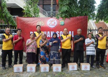 Bakti Religi Di Gereja Toraja, Anggota Polres Jakut Angkut Sampah dan Bagi Sembako