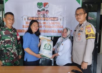 Bhabinkamtibmas Polsek Legok Monitoring Pembagian Beras Bantuan Sosial