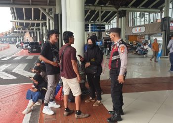 Pantau Langsung Kegiatan Patroli, IPDA Niko Suryaman Sampaikan Pesan Kamtibmas Kepada Pengguna Jasa Penerbangan