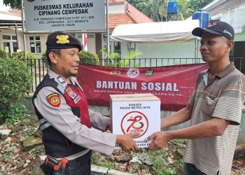 Bagikan Bansos Pada Masyarakat, Wujud Kepedulian Polsek Jatinegara Dalam Rangka HUT Bhayangkara ke-78
