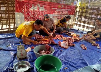 Polsek Senen Berbagi Daging Kurban