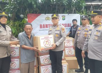 Sambut HUT Bhayangkara ke-78, Polsek Kalideres Distribusikan 75 Paket Sembako kepada Warga