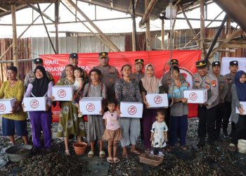 Menyambut HUT Bhayangkara ke-78, Polri Berikan Bansos Paket Sembako Kepada Nelayan Muara Angke