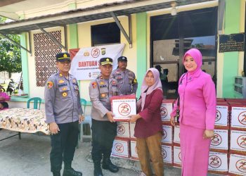 Kasat Intel Polres Metro Bekasi dan Kapolsek Muara Gembong Bagikan Bansos Sambut Hari Bhayangkara ke-78