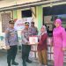 Kasat Intel Polres Metro Bekasi dan Kapolsek Muara Gembong Bagikan Bansos Sambut Hari Bhayangkara ke-78