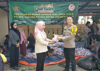 Polsek Cakung bagikan daging qurban kepada warga masyarakat dalam Polri Peduli Presisi HUT Bhayangkara ke-78