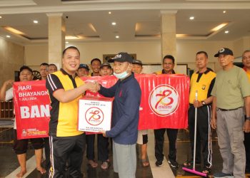 Polsek Kemayoran Melaksanakan Bersih-Bersih Bersama Bhayangkara Serta Pemberian Bantuan Sosial 