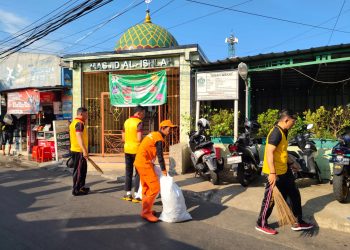 Bersih-Bersih Bersama Bhayangkara Polsek Metro Tanah Abang Dalam Rangka Hari Bhayangkara Ke 78 Tahun 2024