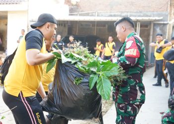 Bakti Religi Polri, Polres Metro Bekasi Bersih-bersih dan Bagikan Sembako di Masjid Sambut Hari Bhayangkara Ke-78