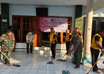 Menyambut HUT Bhayangkara Ke-78, Polsek Johar Baru Bersama Tiga Pilar Bersih-bersih Tempat Ibadah