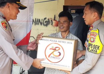 Dalam Rangka HUT Bhayangkara ke -78 Polsek Bekasi Selatan Bagikan Baksos Kepada Warga