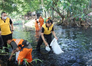 Menyambut HUT Bhayangkara Ke-78, Kapolres Metro Jakarta Selatan Melaksanakan Bersih-bersih di Bantaran Kali Mampang Prapatan.