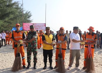 Bhayangkara Polda Metro Jaya Gelar Kegiatan Bersih-Bersih dan pembagian sembako dalam Rangka Hari Bhayangkara ke-78 di Kepulauan Seribu