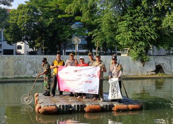 Bersih-Bersih Bersama Bhayangkara Polsek Metro Sawah Besar Dalam Rangka Hari Bhayangkara Ke 78 Tahun 2024
